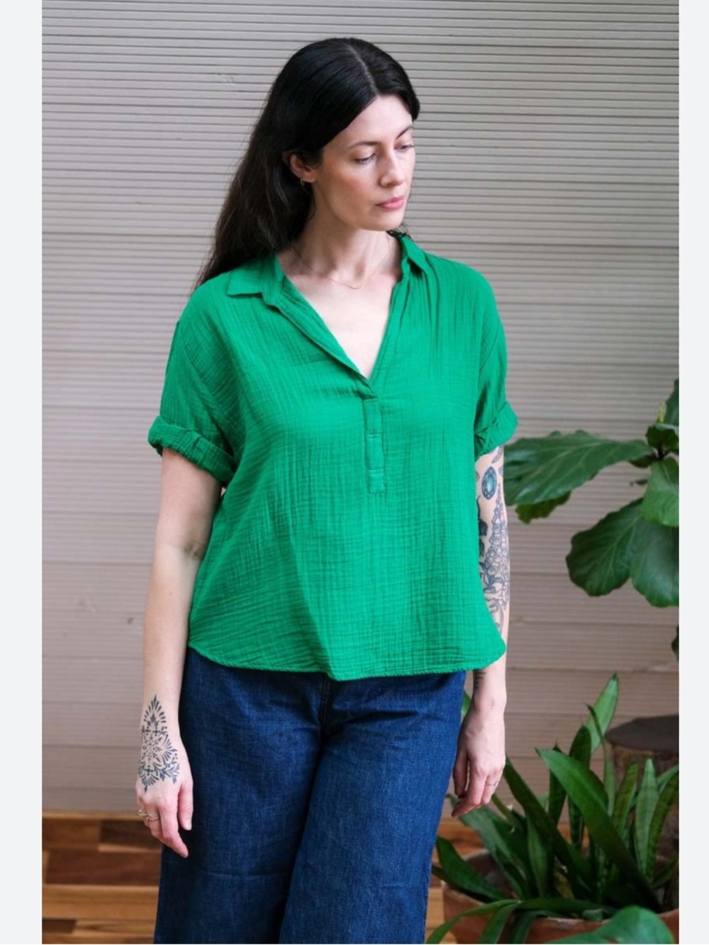 Xirena Blouse Cruz Short Sleeve V-Neck Cotton Gauze in Clover Green